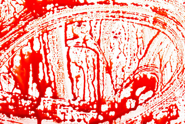 Beyaz arka planda izole edilmiş kan damlıyor. Akan kırmızı kan damlalar, damlalar ve izler - Fotoğraf, Görsel