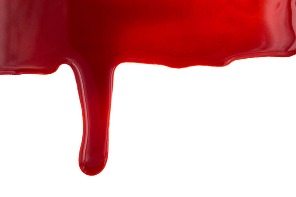 Druipend bloed geïsoleerd op witte achtergrond. Stromende rode bloedspatten, druppels en sporen. - Foto, afbeelding