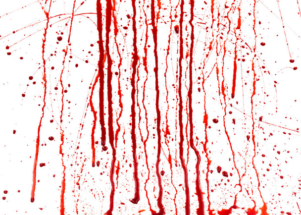 Druipend bloed geïsoleerd op witte achtergrond. Stromende rode bloedspatten, druppels en sporen - Foto, afbeelding