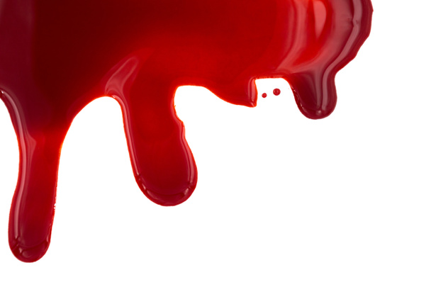 Goteando sangre aislada sobre fondo blanco. Flujo de salpicaduras de sangre roja, gotas y rastro. - Foto, Imagen