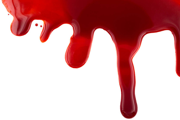 Goteando sangre aislada sobre fondo blanco. Flujo de salpicaduras de sangre roja, gotas y rastro. - Foto, imagen