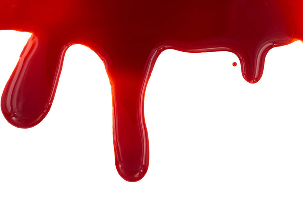Goteando sangre aislada sobre fondo blanco. Flujo de salpicaduras de sangre roja, gotas y rastro. - Foto, Imagen
