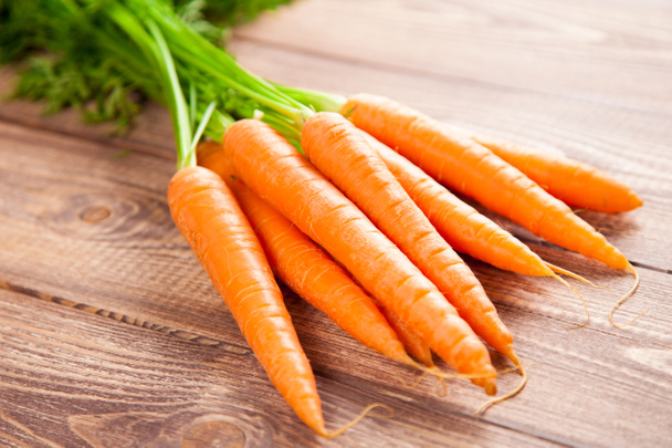 Морковь на деревянном столе
 - Фото, изображение