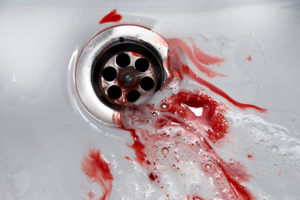 A derramar sangue no lavatório. Concepção de homicídio - Foto, Imagem