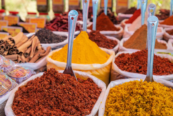 Fűszerek közelsége a piac standján. India - Anjuna piac, GOA - Fotó, kép