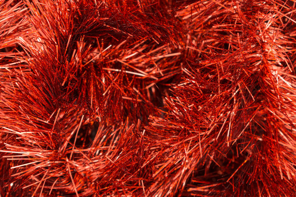 Rode tinsel close-up achtergrond textuur - Foto, afbeelding