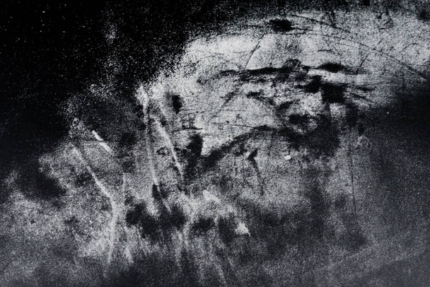 Resti di polvere bianca su fondo nero - Foto, immagini