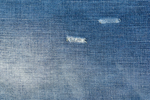 Roztrhané modré džíny s dírou textury pozadí - Fotografie, Obrázek