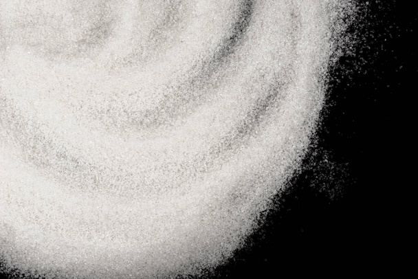 Açúcar espalhado sobre um fundo preto - Foto, Imagem