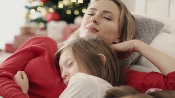 Παρακολούθηση βίντεο με κοιμισμένη οικογένεια το πρωί των Χριστουγέννων. Πυροβολήθηκε με κόκκινη κάμερα ηλίου σε 8K. - Πλάνα, βίντεο
