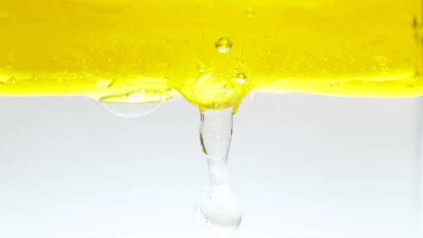 Olejové kapky stříkající do vody - detailní záběr - Záběry, video