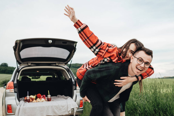 Jeune beau couple s'amuser près de la voiture, Voyage et Roadtrip Concept - Photo, image
