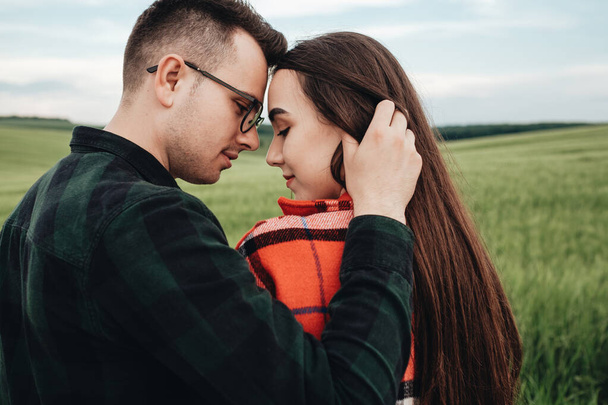 Joven hermosa pareja abrazándose al aire libre en el campo - Foto, Imagen