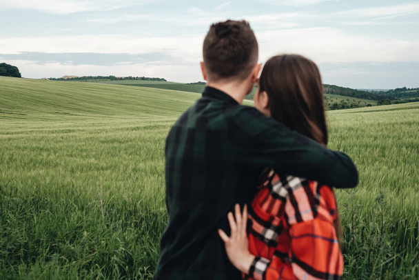 Jovem casal bonito abraçando ao ar livre no campo - Foto, Imagem