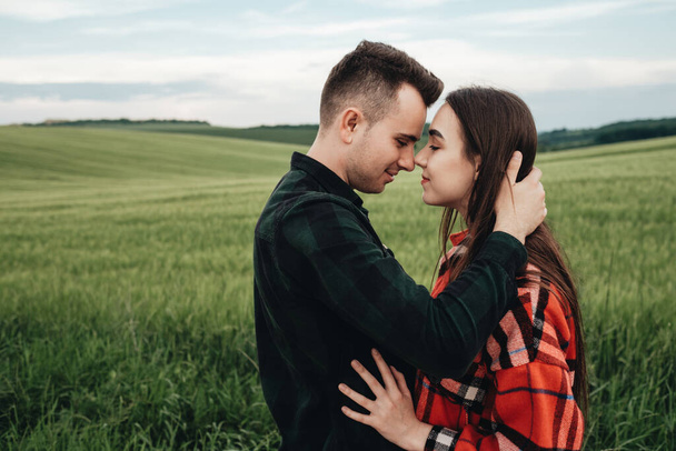 Giovane bella coppia che abbraccia all'aperto in campo - Foto, immagini