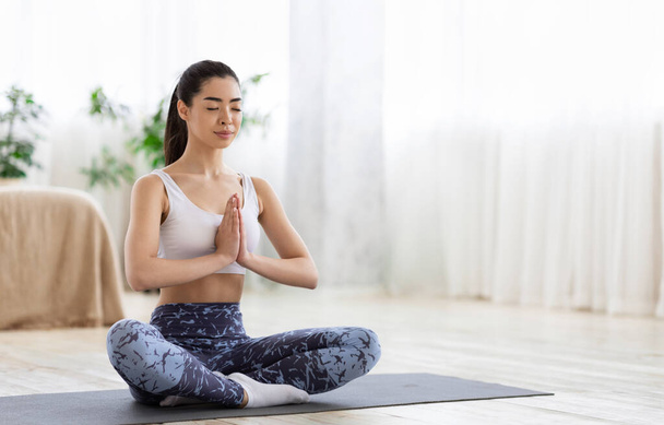 Goedemorgen Meditatie. Sportief Koreaans meisje oefenen Yoga oefeningen thuis - Foto, afbeelding