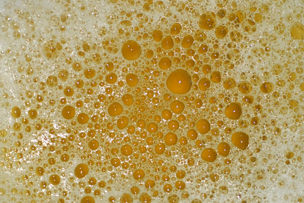 Versare birra con schiuma di bolla in vetro per lo sfondo in vista dall'alto - Foto, immagini