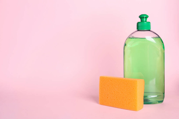 Detergent and sponge on pink background, space for text - Foto, Imagem
