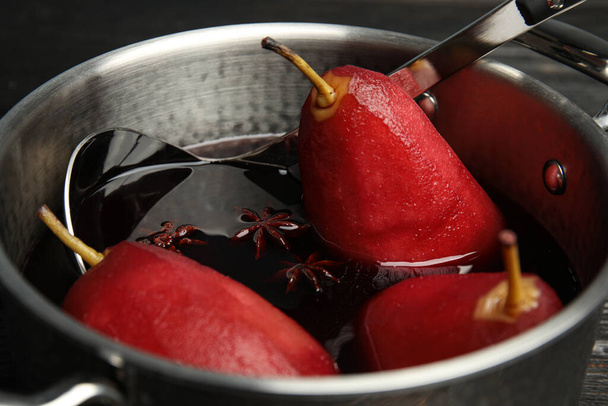 Poaching pears in mulled wine, closeup view - Foto, Imagen