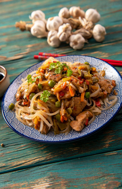 Tagliatelle cinesi con verdure e pollo - Foto, immagini