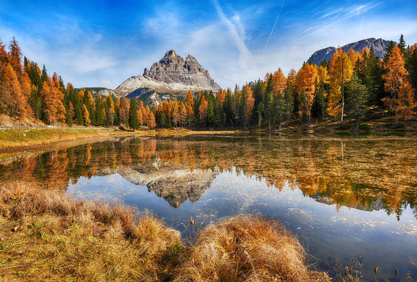 イタリアのドロマイトの秋- lago antorno  - 写真・画像