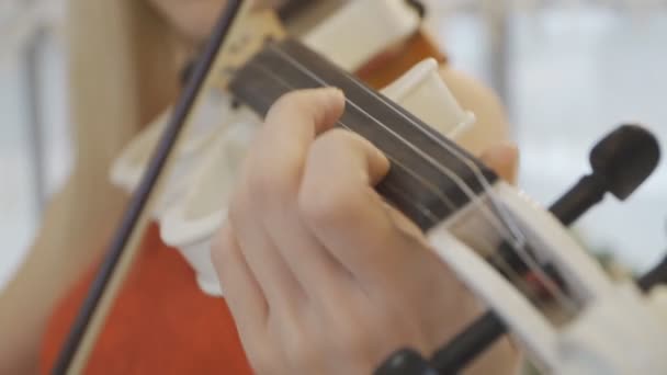 Закройте руки неузнаваемой женщины, исполняющей классическую музыку на скрипке. Девушка практикуется играть на музыкальном инструменте. Леди сочиняет новую мелодию. Медленное движение - Кадры, видео