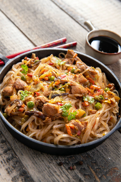 Chinese noodles with vegetables and chicken - Photo, Image