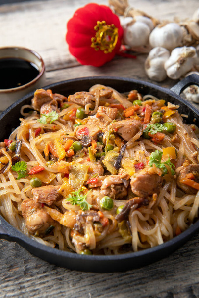 Fideos chinos con verduras y pollo - Foto, Imagen