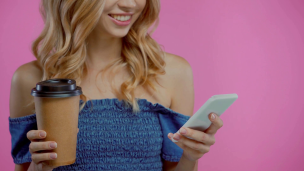 Обрізаний вид жінки, що п'є каву і використовує смартфон ізольовано на фіолетовому
 - Кадри, відео