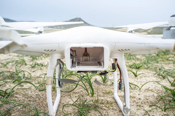 Προσγειώθηκε drone με άδεια πρίζα μπαταρίας. Επίγεια προβολή - Φωτογραφία, εικόνα