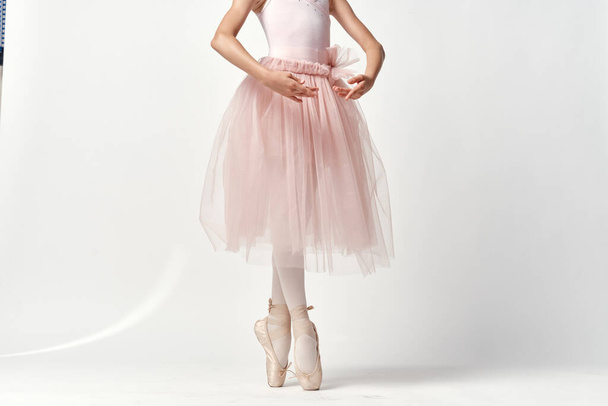 Menina bailarina em rosa dança traje balé dança pointe sapatos tutu luz fundo modelo - Foto, Imagem