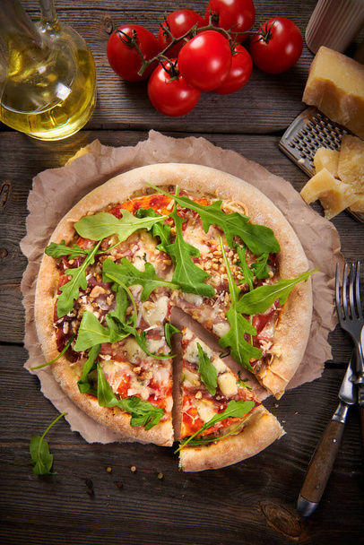 Pizza met prosciutto ham, walnoten, gorgonzola kaas en walnoten - Foto, afbeelding