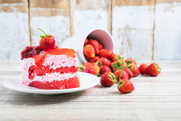 Strawberry cakes and fresh strawberry fruit on a wooden table - Foto, Bild