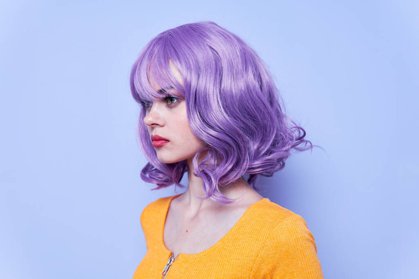 Modne dziewczyny fioletowe włosy wakacje niebieskie tło - Zdjęcie, obraz