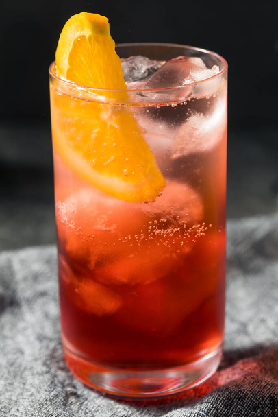 Boozy Refreshing Americano Cocktail with Orange and Gin - Foto, afbeelding