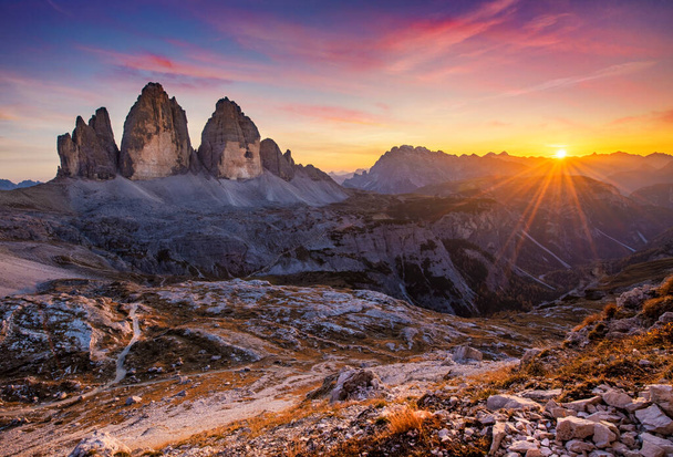 Gün batımında dağların güzel manzarası - Tre Cime di Lavaredo - Fotoğraf, Görsel
