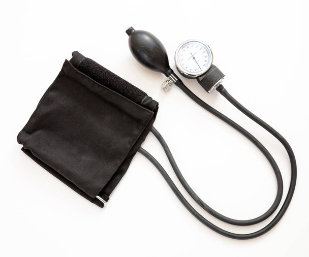 Controle de hipertensão, medida da pressão arterial, esfigmomanômetro médico isolado em fundo de cor branca, vista superior. Conceito de exame cardiológico de saúde. - Foto, Imagem