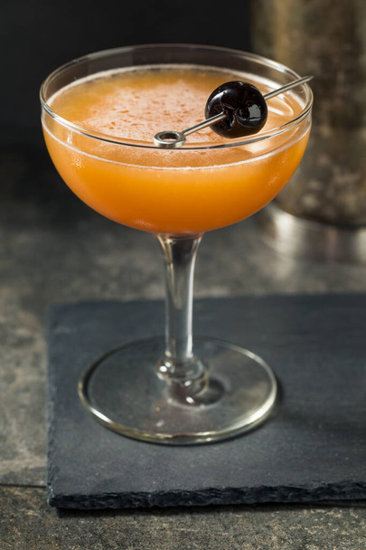 Boozy Blood and Sand Cocktail with a Cherry Garnish - Foto, Bild