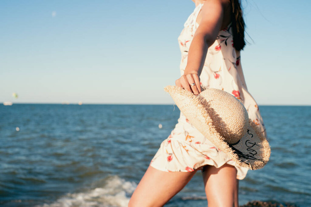 Tyttö ojentaa kätensä, meren rannalla - Valokuva, kuva