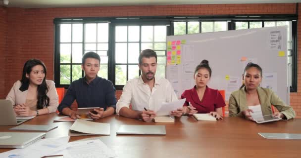 группа бизнесменов обсуждает планы работы в офисе - Кадры, видео