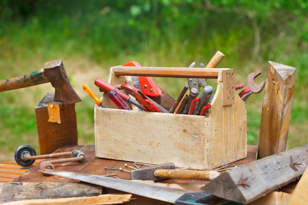 Puinen työkalupakki eri vintage työvälineitä. Vanha puuseppä työkalupakki työkaluja puinen pöytä. - Valokuva, kuva