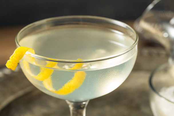 Refreshing Dry Martini with a Lemon Garnish and Vermouth - Fotoğraf, Görsel