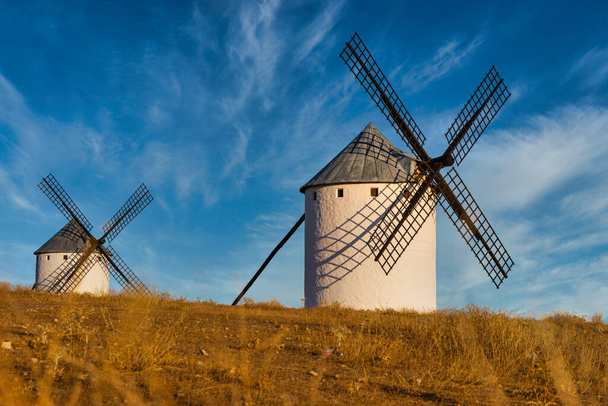 Moinhos de vento espanhóis velhos em um dia ensolarado com nuvens, Campo de Criptana, Espanha - Foto, Imagem