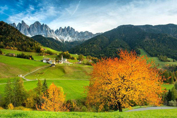 Wunderschöne Landschaft der italienischen Dolomiten - Santa Maddalena - Foto, Bild