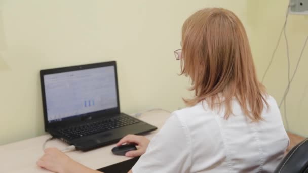Frauentherapeutin arbeitet am Computer. - Filmmaterial, Video