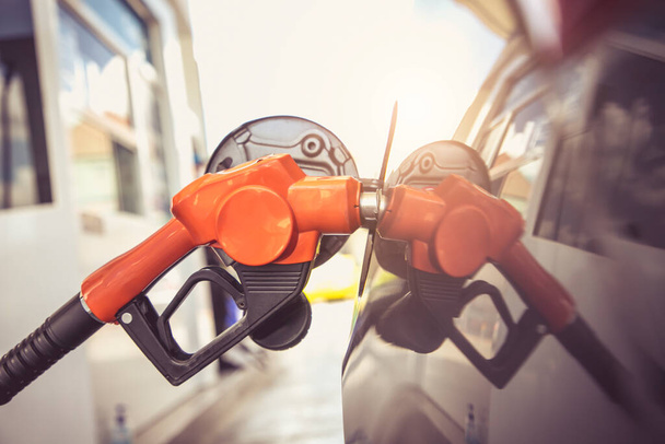 Fechar o sistema de monitorização do combustível reabastecendo um veículo petrolífero no posto de gasolina. - Foto, Imagem