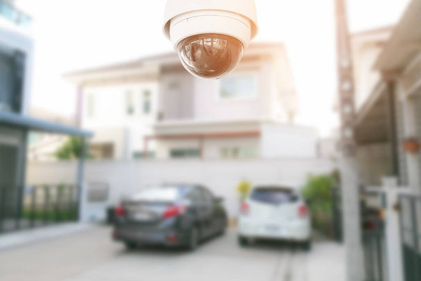 Bezpečnostní CCTV kamera s domovem na pozadí. - Fotografie, Obrázek