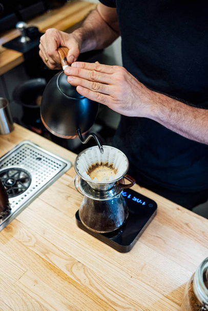 Barista preparing coffee with filter - Foto, Bild
