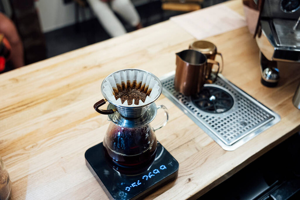 Barista preparing coffee with filter - Foto, afbeelding