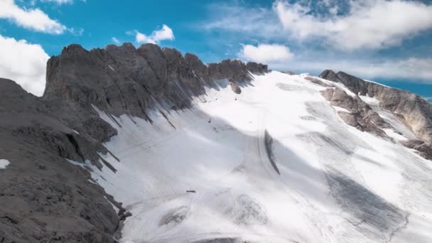 Удивительный вид с воздуха на ледник Мармолада с беспилотника, Доломитные горы, Италия - Кадры, видео